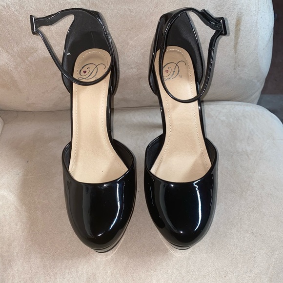 Women's black patent leather heels size 9 - Picture 2 of 4